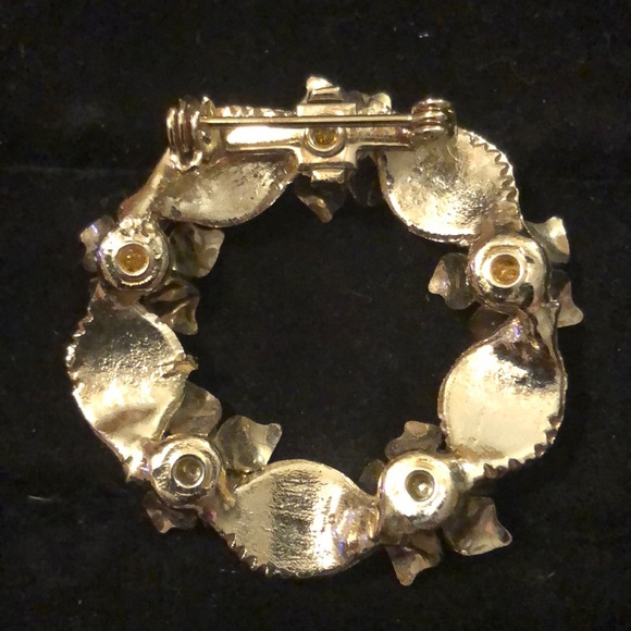 Gold Tone Wreath Brooch - Picture 2 of 4